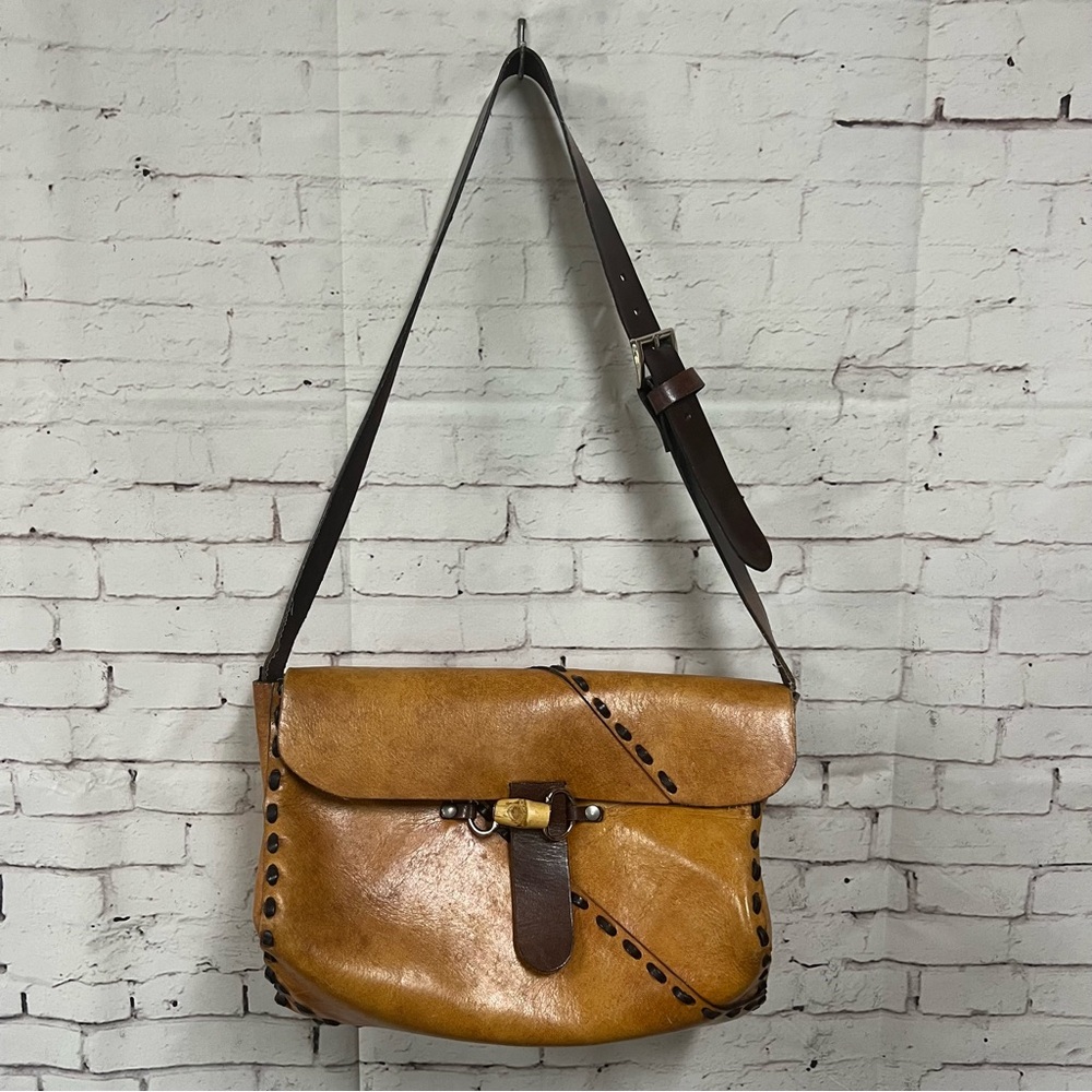 Vintage Tan Brown Leather Handcrafted Shoulder Purse Boho 70’s Bamboo Toggle